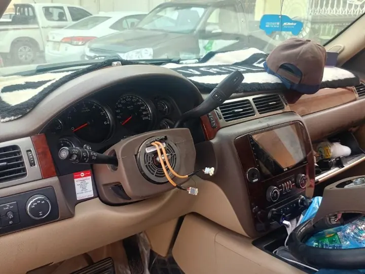 أعمال صيانة كهربائية في لوحة قيادة سيارة